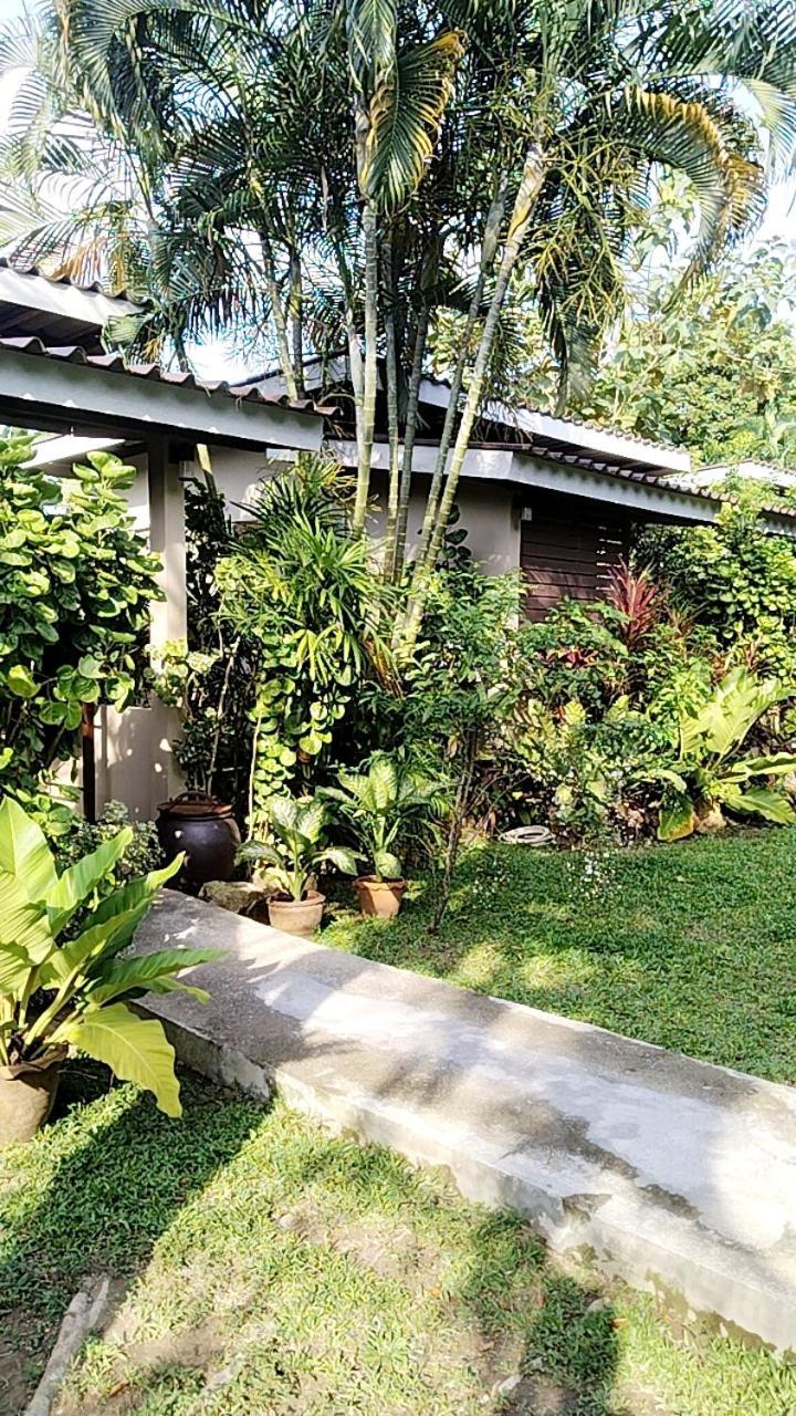 Bang Po Hut Hotel Ban Bang Po Exterior photo
